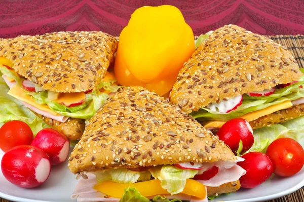 三角形の新鮮なサンドイッチ — ストック写真
