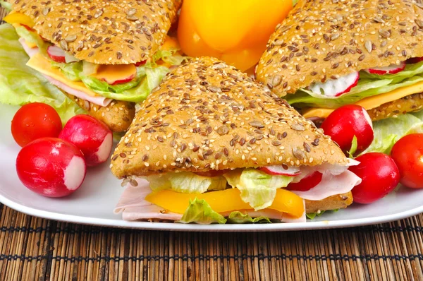 野菜と三角形の新鮮なサンドイッチ — ストック写真