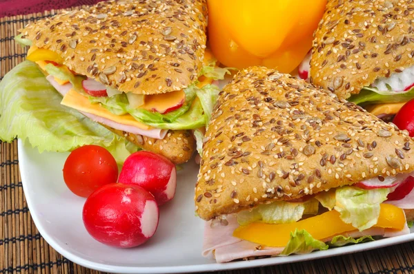 Sebzeli taze üçgen sandviç. — Stok fotoğraf