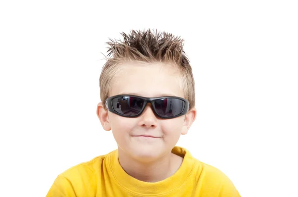 Garçon souriant avec des lunettes de soleil — Photo