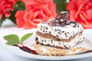 Fındıklı ve güllü tatlı