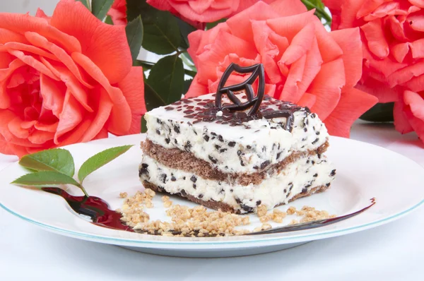 Zoete chocolade dessert met noten en roos — Stockfoto