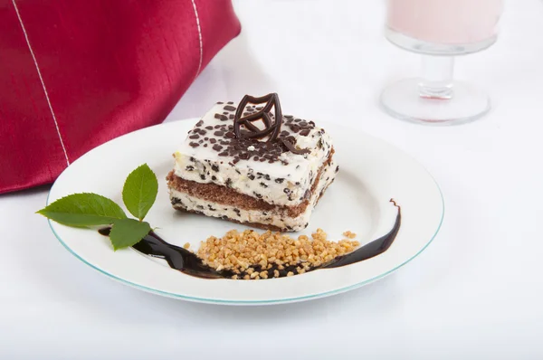 Dolce dessert al cioccolato con noci e cioccolato su piatto bianco — Foto Stock