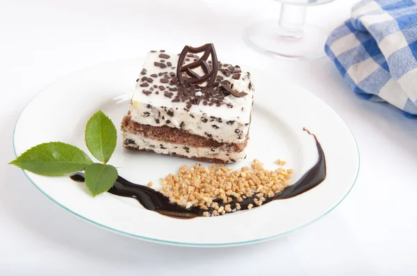 Dolce dessert al cioccolato con noci e cioccolato su piatto bianco — Foto Stock