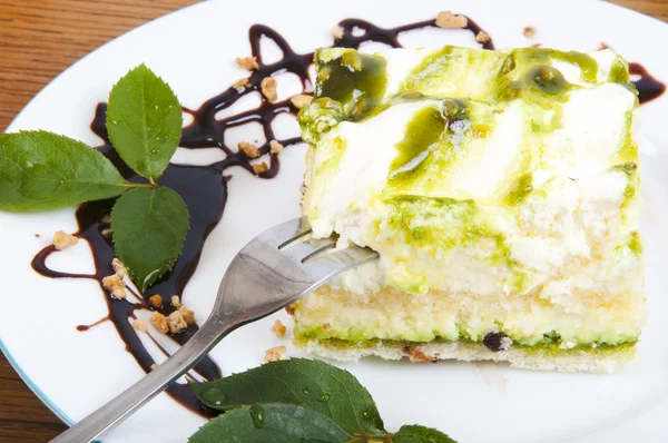 Sweet pistachio dessert with vanilla cream and nuts — Stock Photo, Image