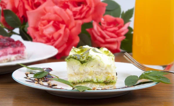 Солодкий фісташковий десерт з ванільним кремом та горіхами — стокове фото