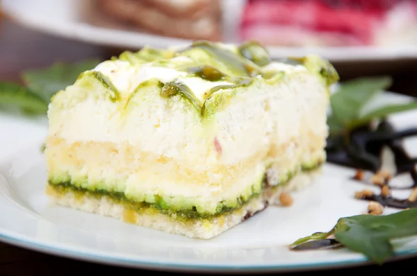 Солодкий фісташковий десерт з ванільним кремом та горіхами — стокове фото