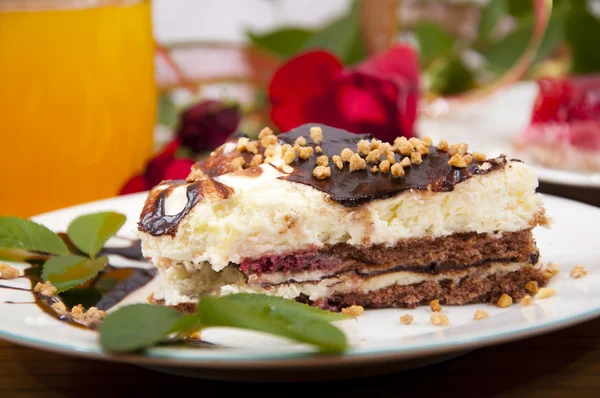 Zoete chocolade dessert met noten in de vorm van een driehoek met sap — Stockfoto