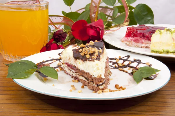 Zoete chocolade dessert met noten in de vorm van een driehoek met sap — Stockfoto
