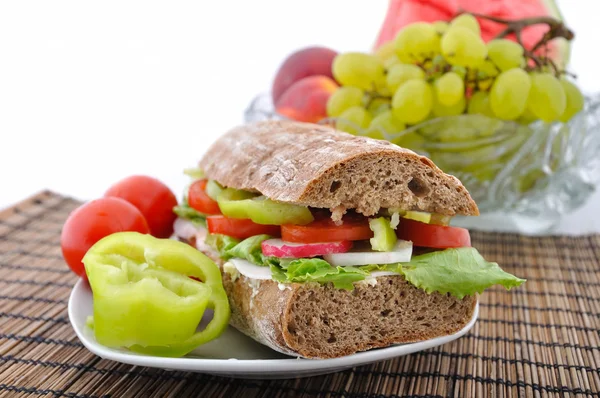 Kost brun baguette med grönsaker — Stockfoto