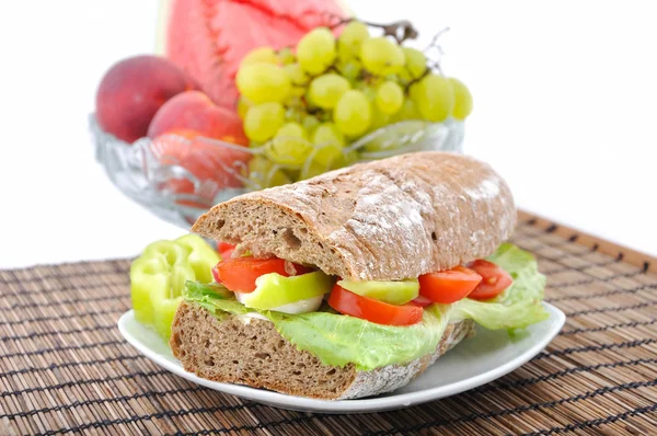 搭配蔬菜的饮食褐色面包 — 图库照片