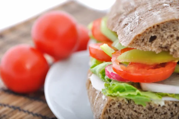 搭配蔬菜的饮食褐色面包 — 图库照片