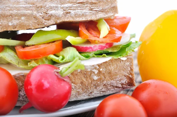 Dieetbruine stokbrood met groente — Stockfoto