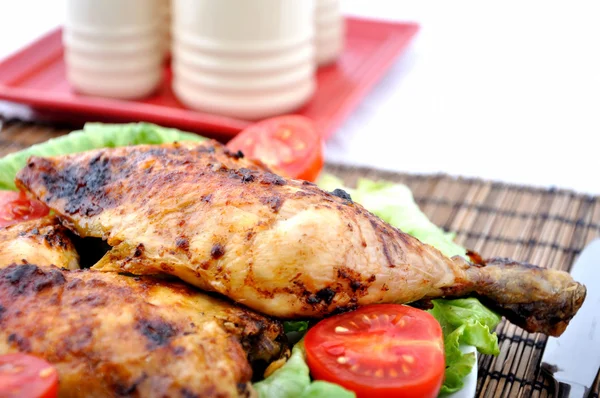 Pečené kuřecí stehna a zelenina — Stock fotografie