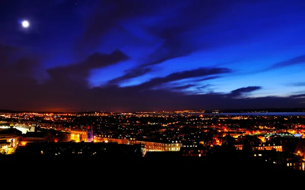 Kijk op edinburgh harbor in nacht — Stockfoto
