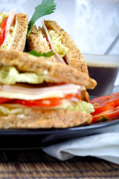 Taze ve lezzetli klasik club sandviç ile kahve — Stockfoto