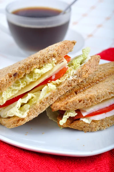 Sandwich de club clásico fresco y delicioso con café — Foto de Stock
