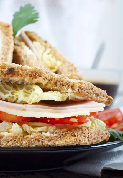 Taze ve lezzetli klasik club sandviç ile kahve — Stockfoto