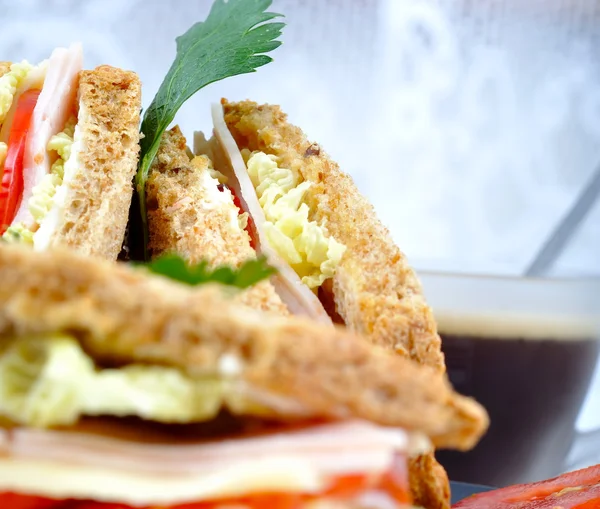 Čerstvé a chutné classic club sendvič s kávou — Stock fotografie