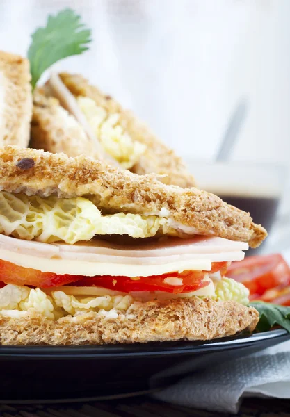 Sandwich de club clásico fresco y delicioso con café — Foto de Stock