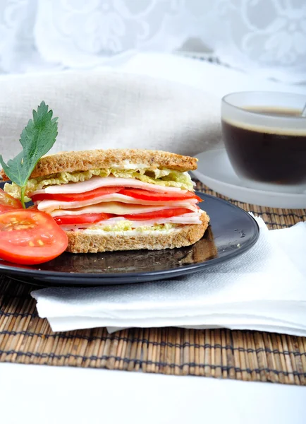 Fresco e delizioso classico club sandwich con caffè — Foto Stock