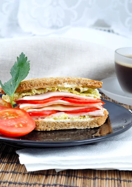 Taze ve lezzetli klasik club sandviç ile kahve — Stok fotoğraf
