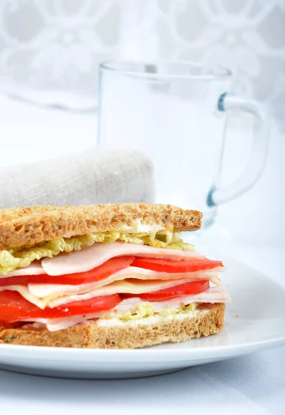 Frisches und leckeres klassisches Club-Sandwich mit Kaffee — Stockfoto
