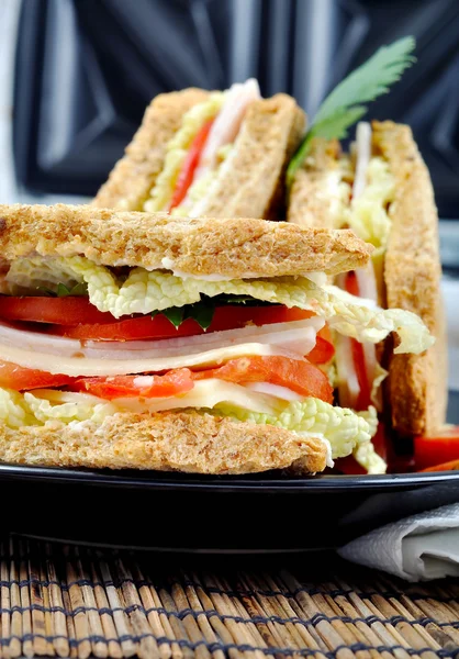 Sandwich club classique frais et délicieux avec grille-pain Images De Stock Libres De Droits