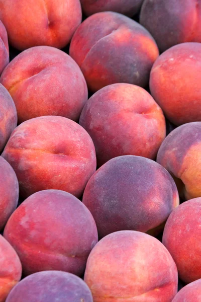 Verse nectarines in plantaardige markt — Stockfoto