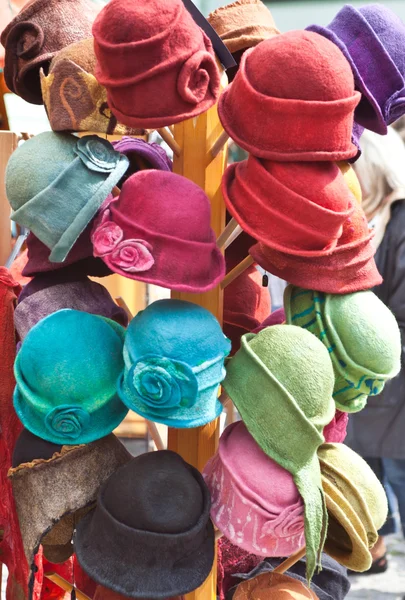 Kvinnor kände hattar — Stockfoto