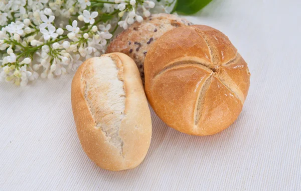Белый хлеб и сирень — стоковое фото