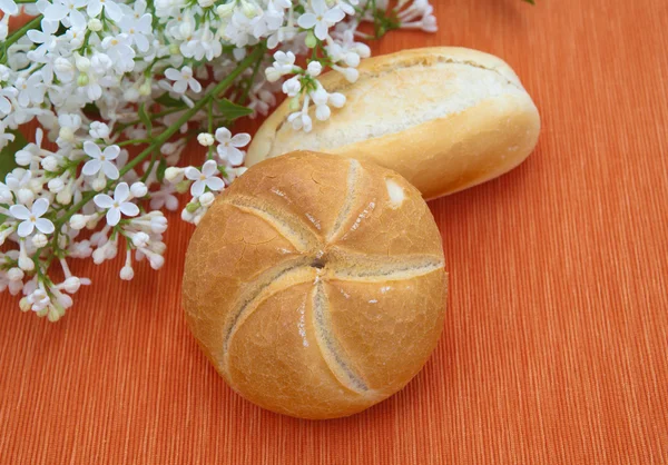 Bílý chléb a Lila — Stock fotografie