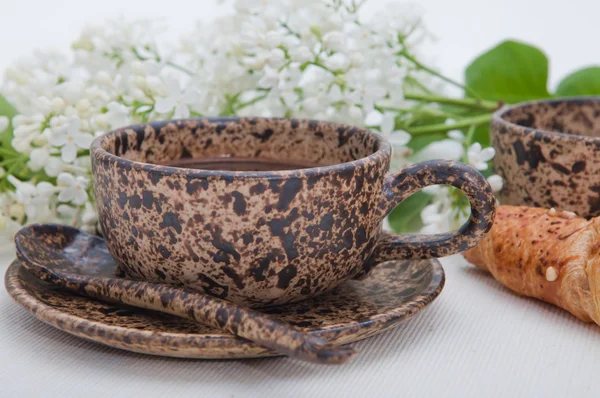 Ceramic cup and lilac — Stock Photo, Image