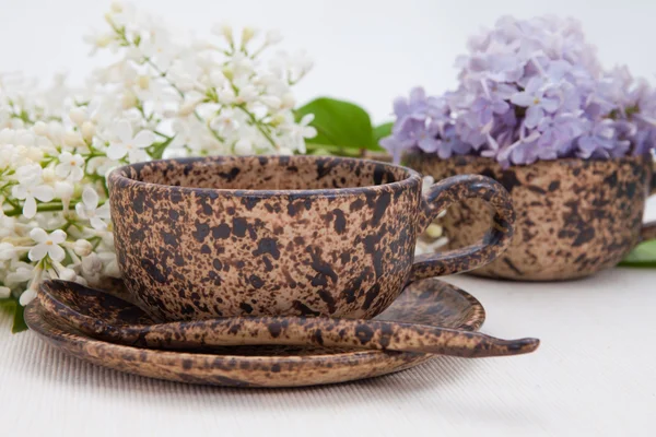 Copo de cerâmica e lilás — Fotografia de Stock