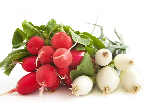 Verduras frescas crudas sobre un fondo blanco — Foto de Stock