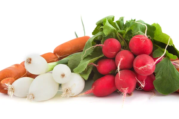 Verduras frescas crudas y salchichas sobre un fondo blanco —  Fotos de Stock