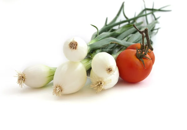 Verduras frescas crudas sobre un fondo blanco — Foto de Stock