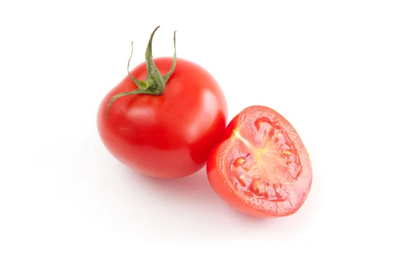 Čerstvé celé a plátky rajčat na bílém pozadí — Stock fotografie