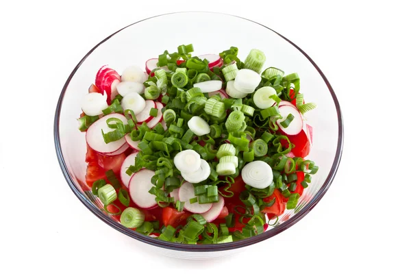 Salát z čerstvé zeleniny v salátové míse — Stock fotografie