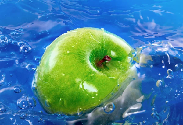 Groene appel in water — Stockfoto