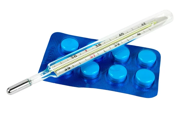 Termômetro com comprimidos isolados — Fotografia de Stock