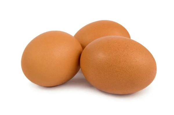 Drei braune Eier isoliert — Stockfoto