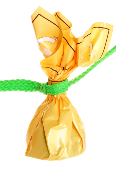 Süßigkeiten in der gelben Schachtel — Stockfoto