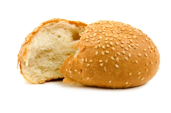 Deux moitiés de pain de blé isolées — Photo