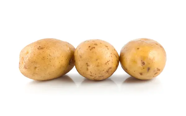 Три сырых картофеля, изолированных на белом — стоковое фото