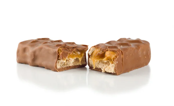 Chocolate com caramelo isolado — Fotografia de Stock