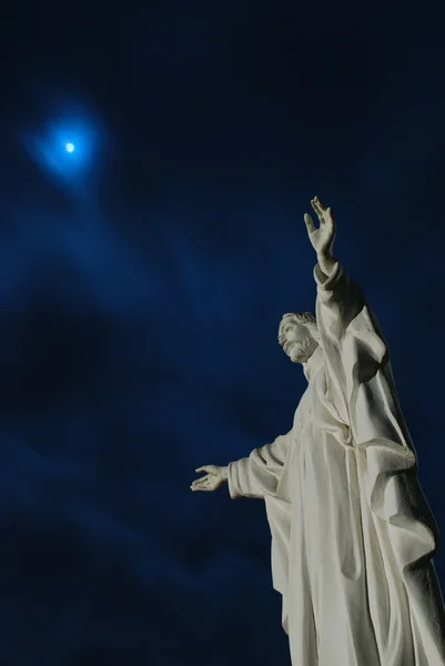 Луна за статуей Иисуса Христа — стоковое фото