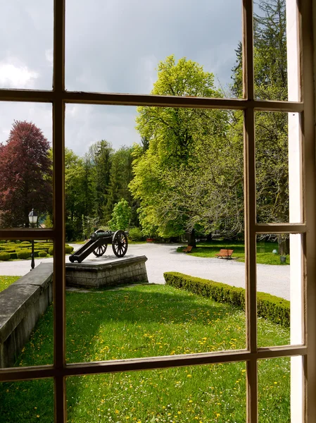 Blick durch Fenster auf historischen Park — Stockfoto