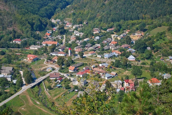 Piccolo villaggio di montagna — Foto Stock