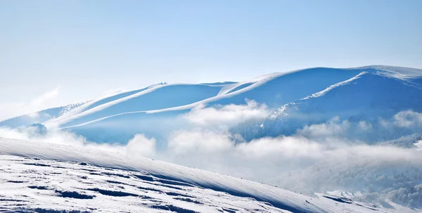 Snöiga berget åsar — Stockfoto
